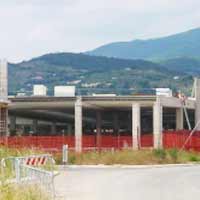 Progetto del sistema di drenaggio e delle fognature nella costruzione di un centro commerciale e direzionale integrato a Pistoia.
